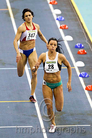 Marian Andrews (28) Togher AC Final Winner & Birsen Engin (347) Turkey 3rd in final - Women's 400m Heats - CU2D3343-e