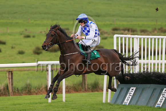 01st BUILDING BRIDGESand Mr O. McGill (7) ( 4 , blue and white check ) Trainer - GARY MCGILL , Owner - Taphouse Syndicate