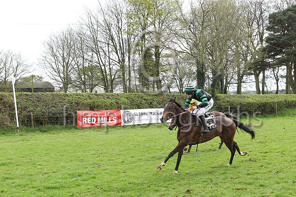 01st YEAH MAN and J W Hendrick ( 45 , BLACK,emerald green epaulettes; black  emerald green hooped sleeves; black  emerald green hooped cap ) Trainer: Cormac Doyle , Owner : Partnership Monbeg Farm Ra