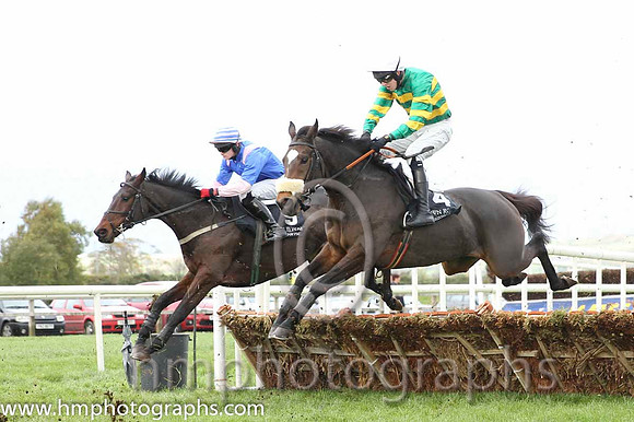 09 Abou Ben & K C Sexton - Fell (9, royal blue, pink epaulettes) & 03 Thomas Edison & M P Walsh - 3rd (4, emerald green and orange hooped) - CU2D9359-9