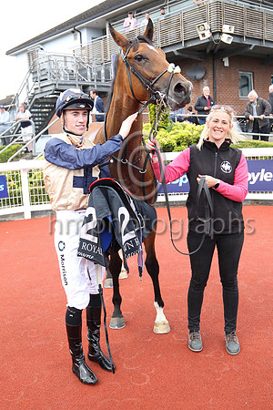 01st Onameridance (2 beige, blue cross ) Jockey: Shane Crosse , Trainer: Joseph Patrick O'Brieni