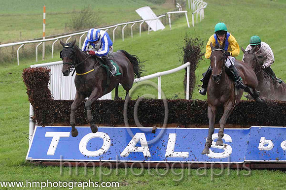 01 Pat Garrett & D J Condon- winner (6,royal blue, white sash ) & 02 Old supporter & B Hayes - 2nd (1, yellow, royal blue chevron) - FT8E9083-1