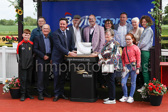 01st Atavique (3 blue, orange seams,red and white check cap ) Jockey: Siobhan Rutledge5 , Trainer: Thomas Gibney