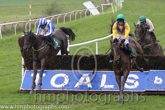 01 Pat Garrett & D J Condon- winner (6,royal blue, white sash ) & 02 Old supporter & B Hayes - 2nd (1, yellow, royal blue chevron) - FT8E9084-2