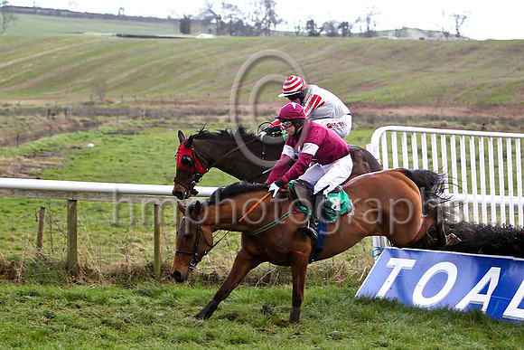 Sky Pilot (6 white red striped sleeves) & B J Cooper - 2nd  &  Undone (8 Maroon white star) & M N Doran - WinnerFT8E9874-e