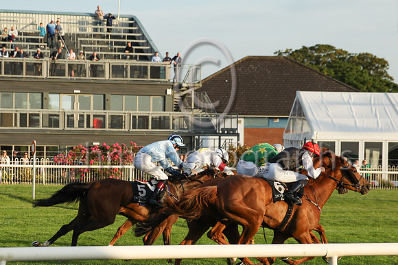 01st Starlight Rose (10 , white, yellow star ) Jockey: W Joyce(7) , Trainer: Thomas Dowling