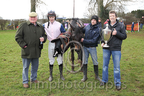 01st MOLLYKING? and M J O'Hare ( 17 , PINK; blue sleeves; pink  blue striped cap ) Trainer: J.G. Cosgrave,, Owner : Fred Mackey