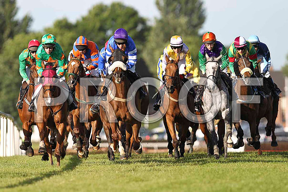 Benificialhussey (4th from the left purple hat) in the lead - FT8E1018-e
