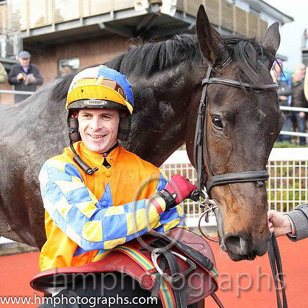 01 Gilt Shadow & Mr S Crawford - winner (1, orange, royal blue star) - CU2D9339-25