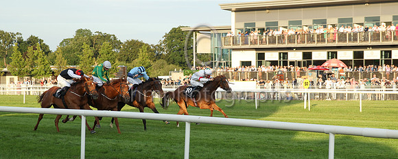 01st Starlight Rose (10 , white, yellow star ) Jockey: W Joyce(7) , Trainer: Thomas Dowling