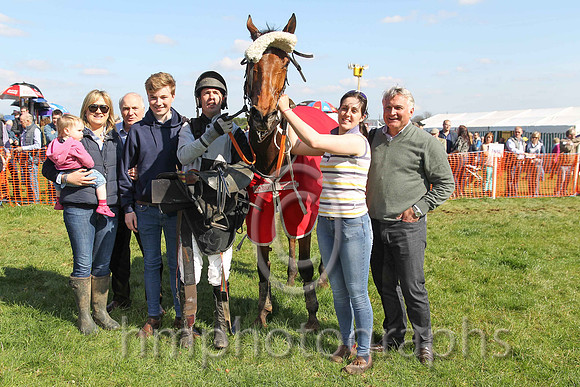01st - A Plein Temps (3)  Derek O'Connor - Trainer: Colin S McKeever - black  white qrtd