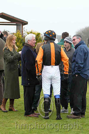 David McCammon owner of Inverglen gives instructions to jockey Ben Crawford - CU2D1946-e