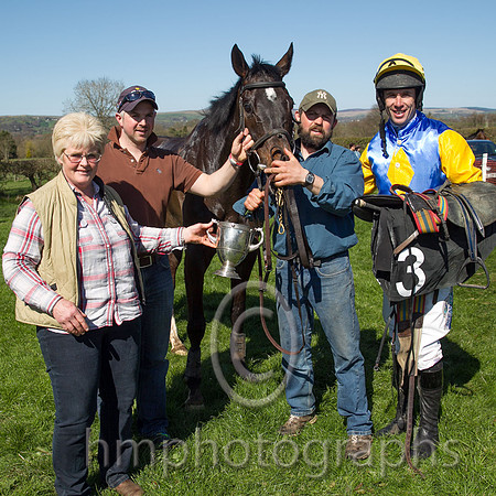 01st Merrydown Black ( 3 )  Derek O'Connor - Trainer : S R B Crawford - dark blue, yellow diamond