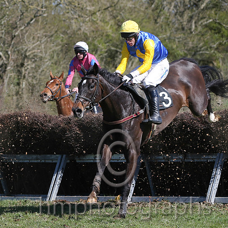 01st Merrydown Black ( 3 )  Derek O'Connor - Trainer : S R B Crawford - dark blue, yellow diamond