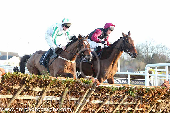 11 Isle View & B M Cash - 11th (5, white, emerald green star) & 13 SunsetsToRise & J S McGarvey - 13th (13, black, white star, maroon sleeves) - CU2D9844-60