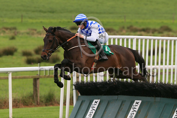 01st BUILDING BRIDGESand Mr O. McGill (7) ( 4 , blue and white check ) Trainer - GARY MCGILL , Owner - Taphouse Syndicate