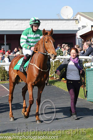 10th U - Mystic Princess (11)  M P Butler < Trainer : M M McNiff  green and white hoops