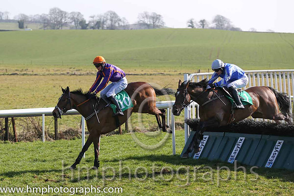 07th - Little Sparrow (10)  D J Mullins (5) < Trainer : J A Nash  purple, yellow seams 08th - Balmont Flyer (01)  S G McDermott < Trainer : C Moore  blue, blue and white striped sleeves