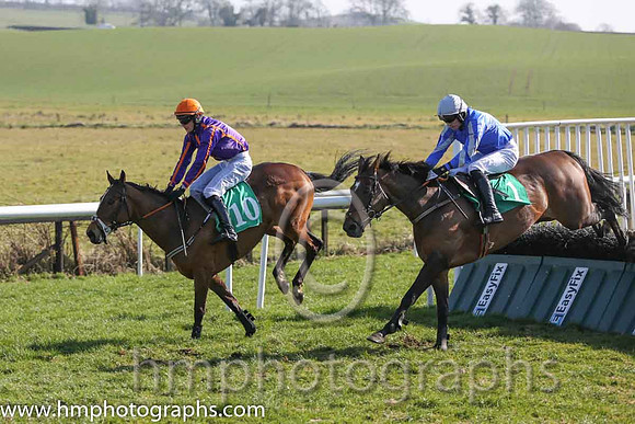 07th - Little Sparrow (10)  D J Mullins (5) < Trainer : J A Nash  purple, yellow seams 08th - Balmont Flyer (01)  S G McDermott < Trainer : C Moore  blue, blue and white striped sleeves