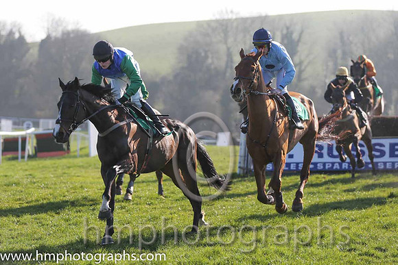 08th - Heavenly Brook (06)  L P Dempsey (5)  Trainer : R K Watson  blue , green sleeves