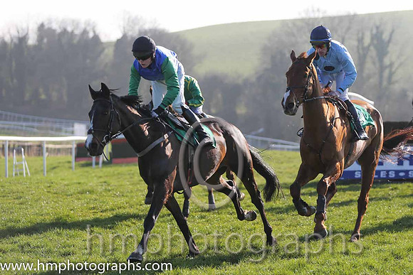 08th - Heavenly Brook (06)  L P Dempsey (5)  Trainer : R K Watson  blue , green sleeves