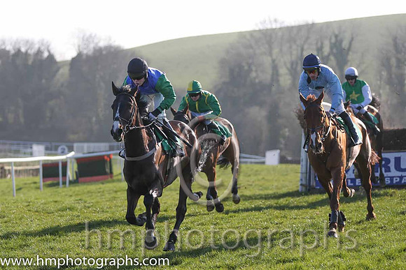 08th - Heavenly Brook (06)  L P Dempsey (5)  Trainer : R K Watson  blue, green sleeves