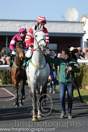 02nd - Six Stone Ned (01)  G N Fox (5)  Trainer : N Meade  red and white qtrd