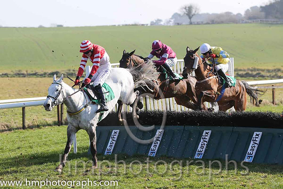 02nd - Six Stone Ned (01)  G N Fox (5)  Trainer : N Meade  red and white qtrd