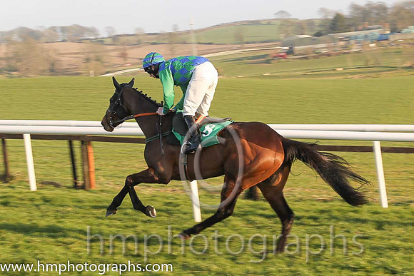 08th - Pres De Moi (08)  S J Crimin (7)  Trainer : P J Rothwell  green and blue check