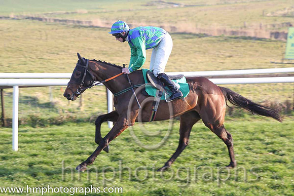 08th - Pres De Moi (08)  S J Crimin (7)  Trainer : P J Rothwell  green and blue check