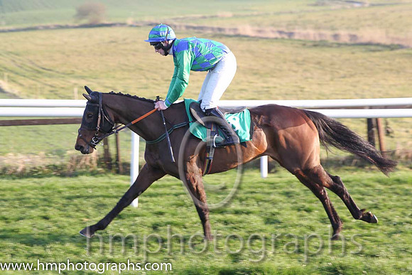 08th - Pres De Moi (08)  S J Crimin (7)  Trainer : P J Rothwell  green and blue check