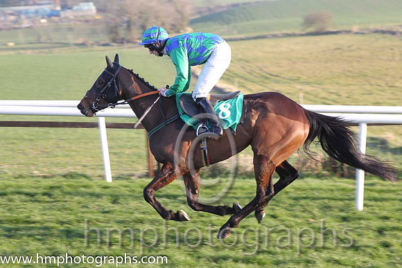 08th - Pres De Moi (08)  S J Crimin (7)  Trainer : P J Rothwell  green and blue check