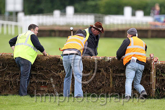 R2 - Ground staff repairing the Hurdle - FT8E0402-e