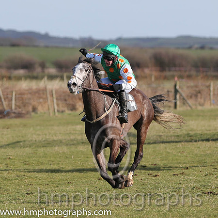 01 Monbeg Rose  R James - Trainer : Donnchadh Doyle, Green, orange spots