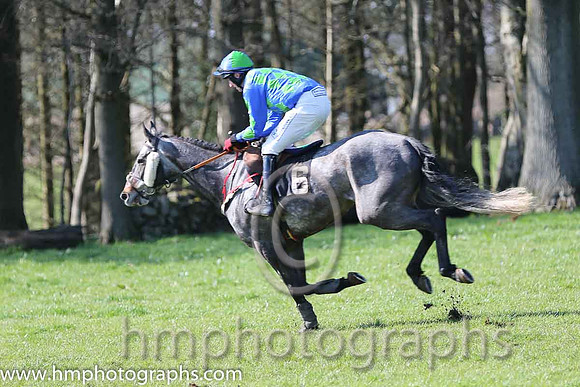 07th Brd - Benarty Hill (11)  J Cresswell - Trainer: Liam Lennon - red, black stars