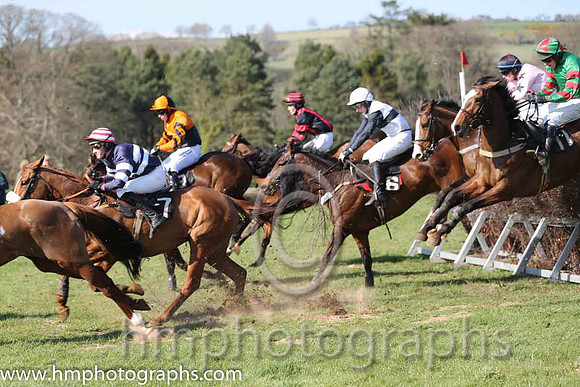 06th - Diamond Reign (2)  M D Clarke - Trainer: Darren Clarke - black  red stripes