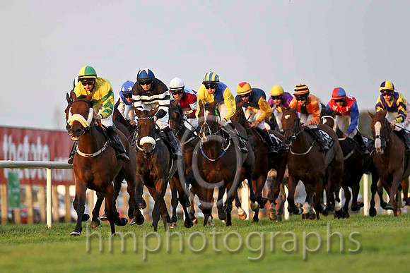Face Value & I J Brennan - 7th (10, yellow, emerald green star) leads the pack - CU2D4139-e