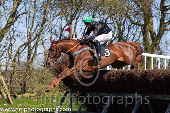 10th PU Jardin Des Plantes ( 3 )  B O'Neill - Trainer : Colin Bowe - maroon, green cap