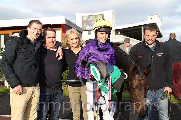 01st Whizzzey Rascal ( 10 , purple, yellow cap ) and F.Maguire (7) - Trainer : Miss Elizabeth Doyle - Owner : BK Racing Partnership