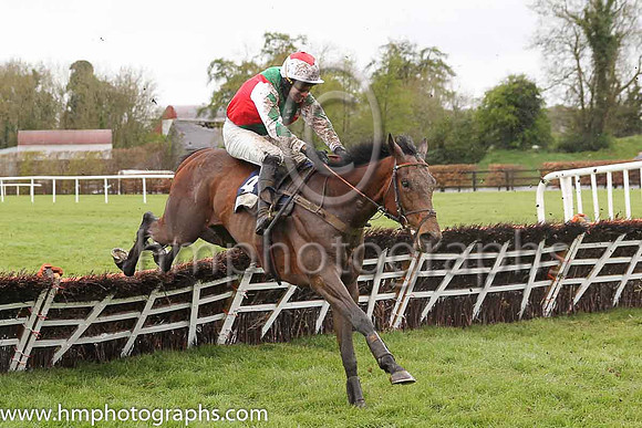 05th Pain Au Chocolat (FR) ( 4 , green, red diabolo ) and Wayne Hutchinson - Trainer : Alan King (in GB) - Owner : Million In Mind Partnership
