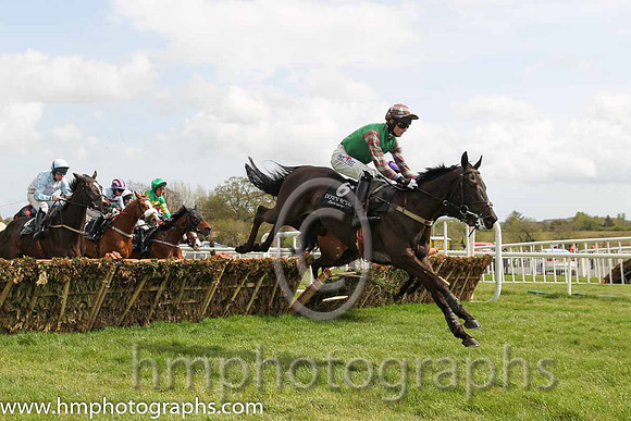 05th Round Tower ( 6 , green, tartan sleeves ) and J.C. Barry (7) - Trainer : Karl Thornton - Owner : James Francis Brennan