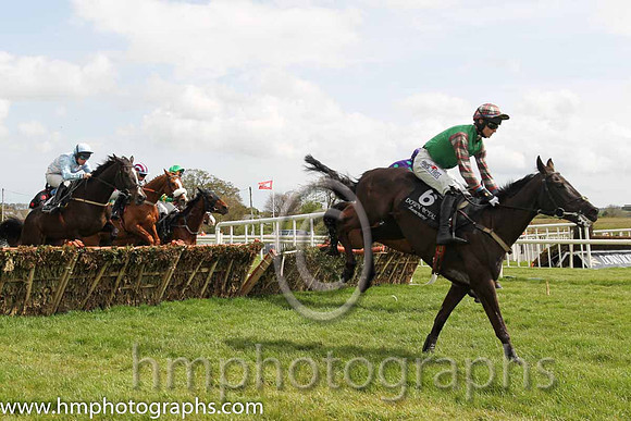 05th Round Tower ( 6 , green, black sleeves ) and J.C. Barry (7) - Trainer : Karl Thornton - Owner : James Francis Brennan