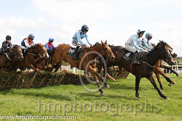 03rd Areema ( 10 , light blue, three black spots ) and D.E. Mullins - Trainer : I. R. Ferguson - Owner : W. Porter