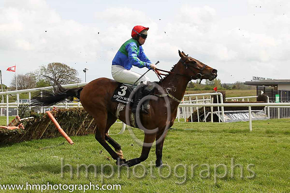 17th Lios Tulcha ( 3 , blue and green halv ) and B.M. Cash - Trainer : Miss A.M.Winters - Owner : Rome Syndicate