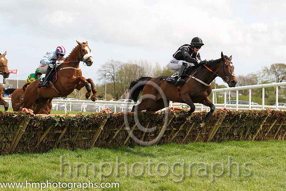 01st Space Ship (GB) ( 8 , light blue and pink hoops ) and J.J. Burke - Trainer : Robert Alan Hennessy - Owner : W. Hennessy and 02nd The Nutcracker ( 20 , black, pink seams ) and M.P. Flanagan (7) -