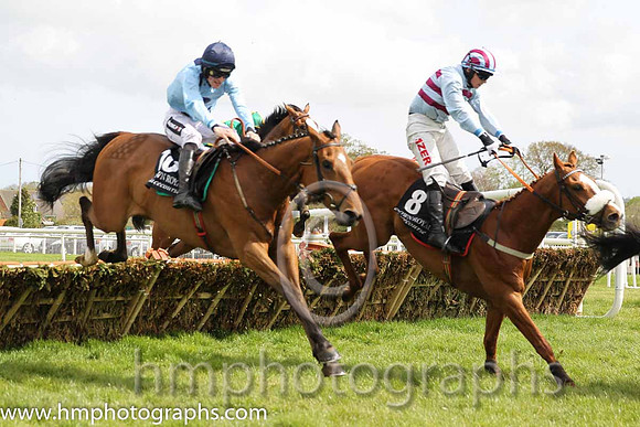03rd Areema ( 10 , light blue, three black spots ) and D.E. Mullins - Trainer : I. R. Ferguson - Owner : W. Porter and 01st Space Ship (GB) ( 8 , light blue and pink hoops ) and J.J. Burke - Trainer :