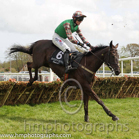 05th Round Tower ( 6 , green, tartan sleeves ) and J.C. Barry (7) - Trainer : Karl Thornton - Owner : James Francis Brennan