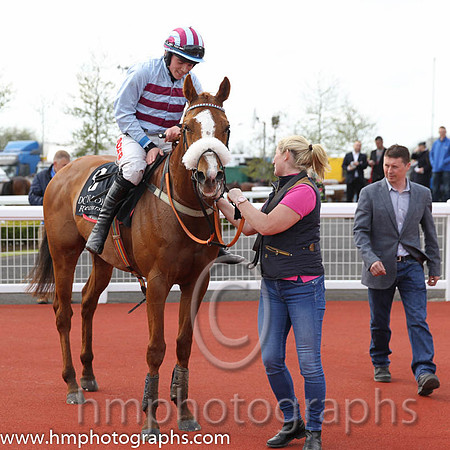 01st Space Ship (GB) ( 8 , light blue and pink hoops ) and J.J. Burke - Trainer : Robert Alan Hennessy - Owner : W. Hennessy