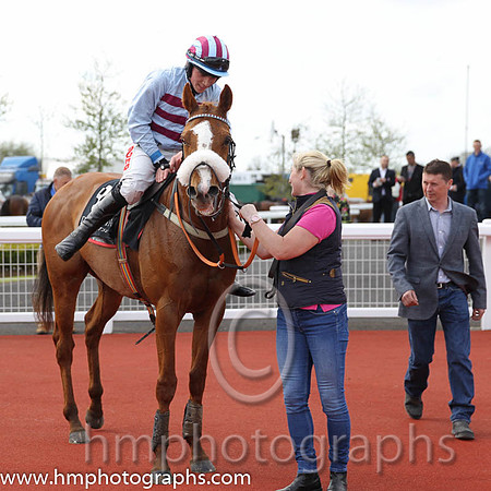 01st Space Ship (GB) ( 8 , light blue and pink hoops ) and J.J. Burke - Trainer : Robert Alan Hennessy - Owner : W. Hennessy