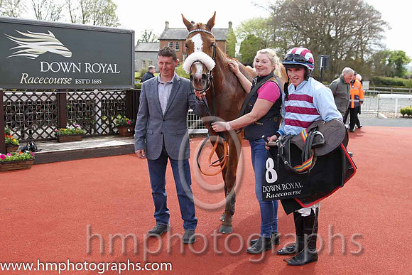 01st Space Ship (GB) ( 8 , light blue and pink hoops ) and J.J. Burke - Trainer : Robert Alan Hennessy - Owner : W. Hennessy